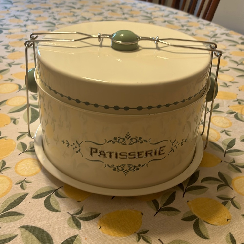 Cake carrier and display